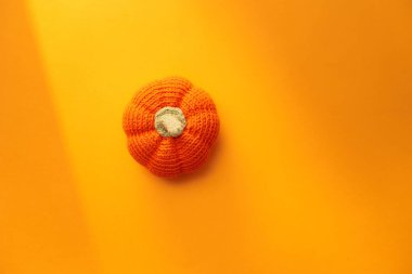 Sarı Renkli Örgü Balkabağı ile Asgari Arkaplan