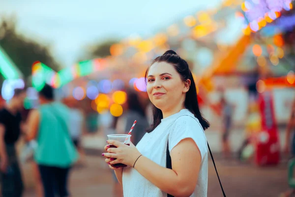 Ευτυχισμένο Κορίτσι Που Κρατά Ένα Ποτό Soda Απολαμβάνοντας Ένα Funfair — Φωτογραφία Αρχείου