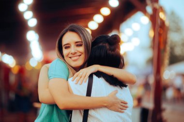 Mutlu Arkadaş Bir Şenlikte Sarılıyor