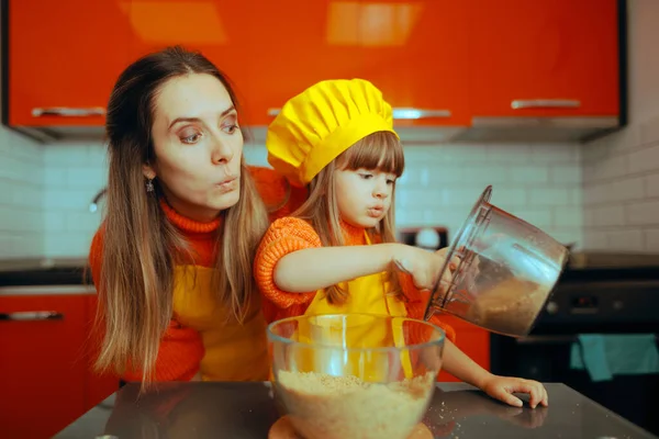 Komik Anne Kızı Evde Birlikte Yemek Yapıyor — Stok fotoğraf