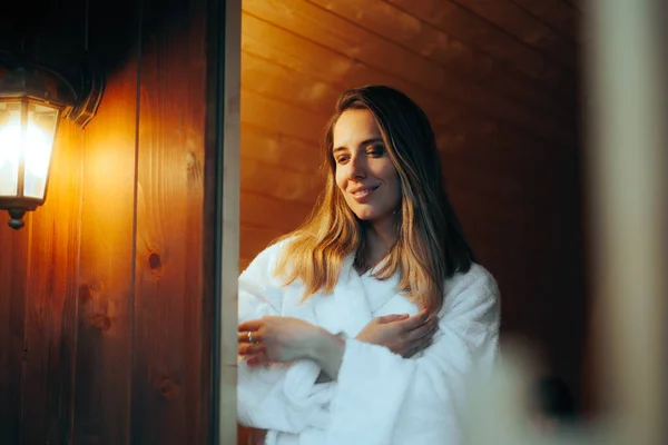 Verwirrte Skeptische Frau Probiert Zum Ersten Mal Eine Sauna Aus — Stockfoto