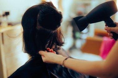 Saçları Kurutulan Yaşlı Kadın Profesyonel Salon 'da