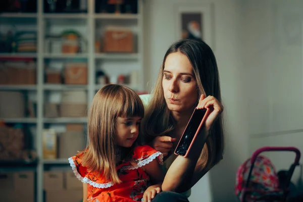 Mother Scolding Her Daughter Breaking Her Smartphone Accident — Stock Photo, Image
