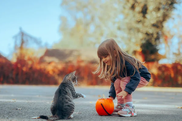 Κοριτσάκι Τον Κουβά Γλυκά Παίζει Φύλλα — Φωτογραφία Αρχείου