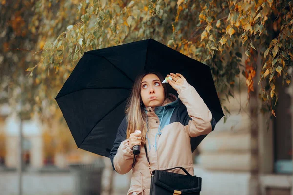 Женщина Помощи Глазных Капель Время Осеннего Дождя — стоковое фото