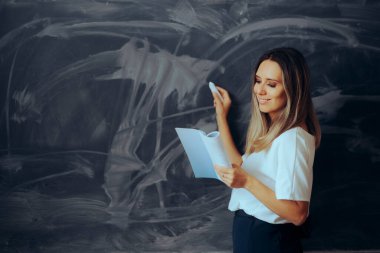 Gülen Öğretmen Tahtaya Yazıyor Bir Ders Kitabı Tutuyor