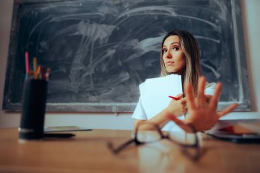 Profesör Kağıtları Tutarak El Durdurma Hareketi 