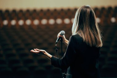 Motivasyon Sözcüsü Boş Tiyatro Odasında Sunum Provası Yapıyor