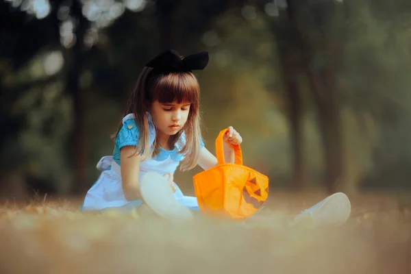 Χαριτωμένο Κορίτσι Κοστούμι Φαντασίας Παίζοντας Απόκριες Καλάθι Καραμέλα — Φωτογραφία Αρχείου