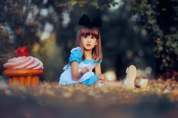 Αξιολάτρευτο Κορίτσι Αποκριών Κοστούμι Φαντασίας Βρίσκοντας Ένα Μεγάλο Cupcake — Φωτογραφία Αρχείου