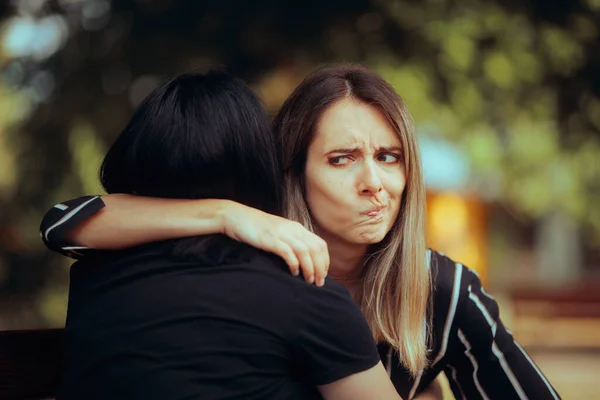 Mujer Abraza Falsa Amiga Haciendo Caras Sus Espaldas —  Fotos de Stock