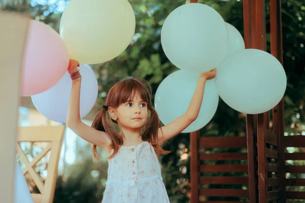 Little Girl Holding Party Ballonger Fira Hennes Födelsedag — Stockfoto