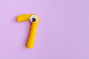 Komik Gözlü Plastikten Yapılan Yedi Numara