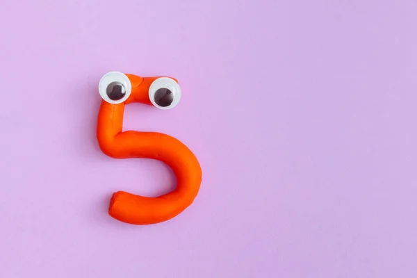 Nummer Fem Tillverkad Plast Med Roliga Ögon — Stockfoto