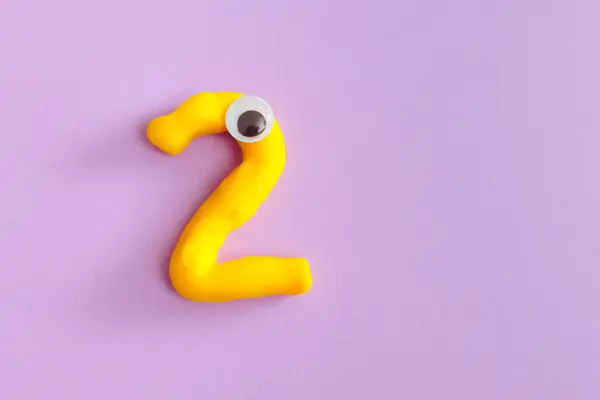 Numer Dwa Plasticyny Śmiesznymi Oczami — Zdjęcie stockowe