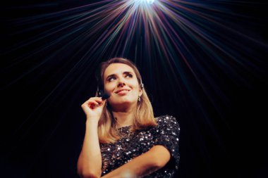 Güzel Şarkıcının Sahnede Parlayan Mikrofonu Var