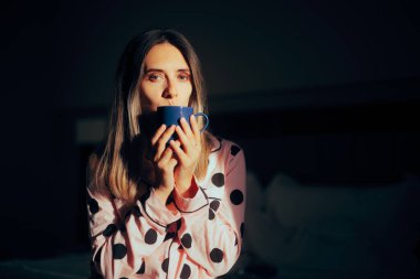 Sabahları kahve içen mutlu bir kadın.