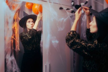 Cadılar Bayramı için evi dekore eden kadın 