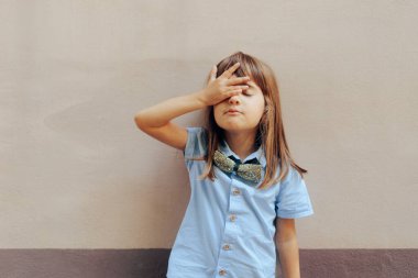 Stresli Küçük Çocuk Yüz Hareketi Yapıyor