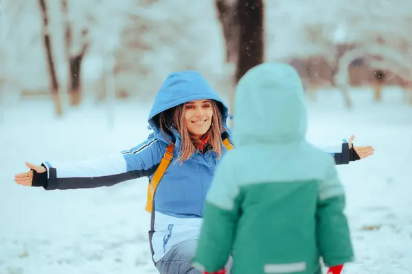 Ευτυχισμένοι Μαμά Και Κόρη Διασκεδάζουν Κατά Διάρκεια Χιονισμένο Καιρό — Φωτογραφία Αρχείου