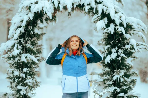 Ευτυχισμένη Γυναίκα Που Απολαμβάνει Χειμώνα Που Διασκεδάζει Έξω — Φωτογραφία Αρχείου
