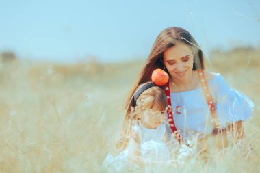 Anne ve Kızı Doğada Zaman Geçiriyorlar Bir Çayırda Oturuyorlar 