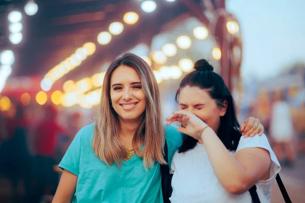 Ευτυχισμένα Κορίτσια Που Είναι Φίλοι Γελώντας Μαζί Παρακολουθώντας Ένα Πανηγύρι — Φωτογραφία Αρχείου