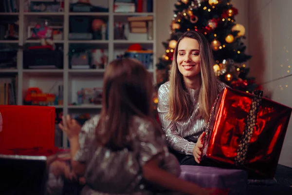 Mãe Dando Sua Filha Grande Presente Natal Casa — Fotografia de Stock