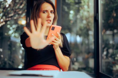 Telefonunu kontrol eden kadın kişisel bilgilerinin mahremiyetini soruyor.