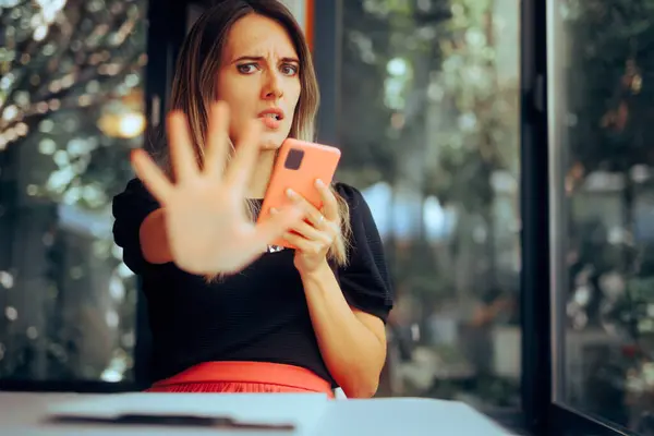 Telefonunu Kontrol Eden Kadın Kişisel Bilgilerinin Mahremiyetini Soruyor — Stok fotoğraf