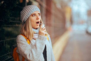 Hasta kadın dışarıda boğazına sprey sıktı.