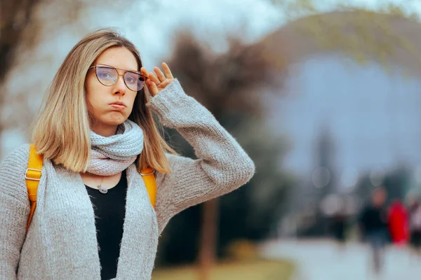 Mulher Usando Óculos Verificando Algo Distância — Fotografia de Stock