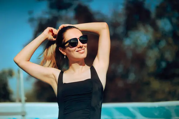 Šťastná Letní Žena Tahá Vlasy Culíku Bazénu — Stock fotografie