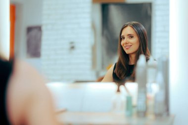 Kuafördeki Kadın Aynada Kendini Kontrol Ediyor 