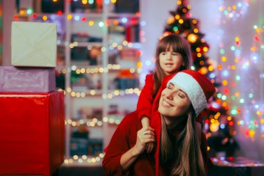 Mutlu Anne ve Kız Yılbaşı Hediyelerinin Yanında Oturuyorlar