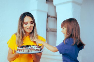 Mutlu Kızım Ev Yapımı Pastadan Çikolata Şekeri Alırken  