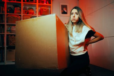 Büyük Doğum Kutusu Taşıyan Kadın Geriye Acı Duyuyor