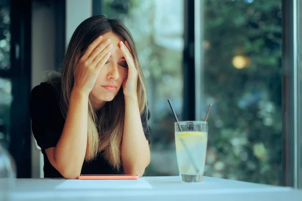 Ongelukkige Vrouw Zitten Een Restaurant Het Lezen Van Een Contract — Stockfoto