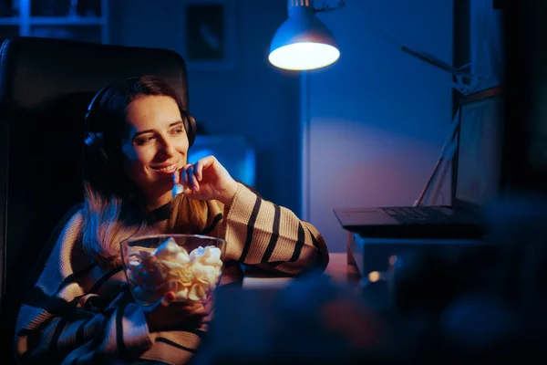 Happy Woman Binging Show Eating Potatoes Chips Night — Stock Photo, Image