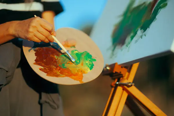 Sanatçı Renklerini Doğada Palet Boyama Üzerine Karıştırıyor — Stok fotoğraf