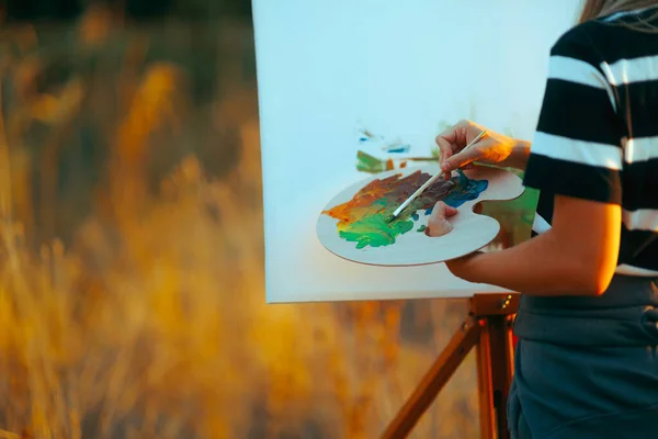 Kunstenaar Mengen Haar Kleuren Palet Schilderen Natuur — Stockfoto