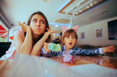 Annesi kulaklarını kapatırken Küçük Kız çığlık atıyor. 