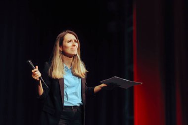 Karmaşık Kadın Halka Açık Sahnede Soru Alıyor