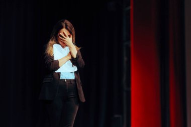 Yazılı konuşmasını elinde tutan utangaç kadın strese girdi.