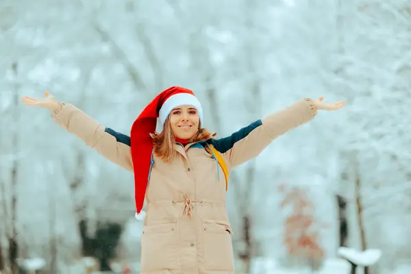 Feliz Navidad Chica Usando Sombrero Santa Levantando Las Manos —  Fotos de Stock