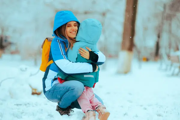 Χαρούμενη Μητέρα Και Κόρη Αγκαλιασμένοι Ενώ Χιονίζει Έξω — Φωτογραφία Αρχείου