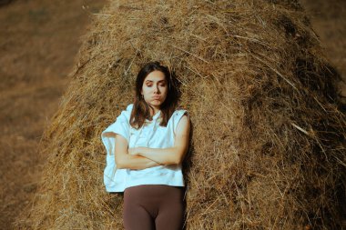 Mutsuz kadın samanlığa yaslanıyor Stresli hissediyor