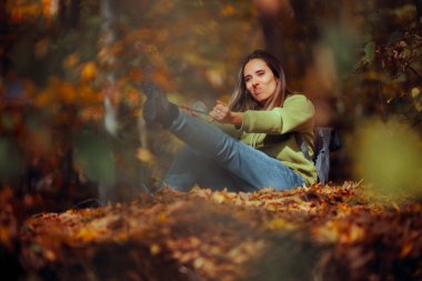 Ormanda Yürüdükten Sonra Ayakkabılarını Bağlamaya Çalışan Kadın