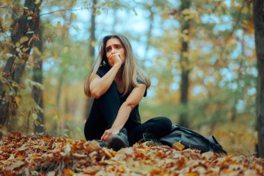 Üzgün Seyahat Kadını Ormanda Yorgun ve Kaybolmuş