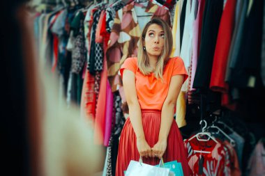 Komik Müşteri Büyük Moda Dükkanında Kararsız Kaldı